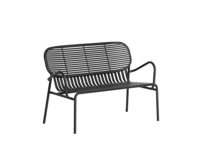 Week-End Petite Friture Sofa: Schwarze 2-Sitzer Gartenbank aus Metall mit Armlehnen für den Außenbereich.